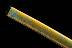 Textured close-up of 青冥引 saya under light with blue-and-gold brushed effect