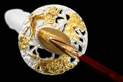 Braided red-and-white sageo knot on 蚀骨红莲