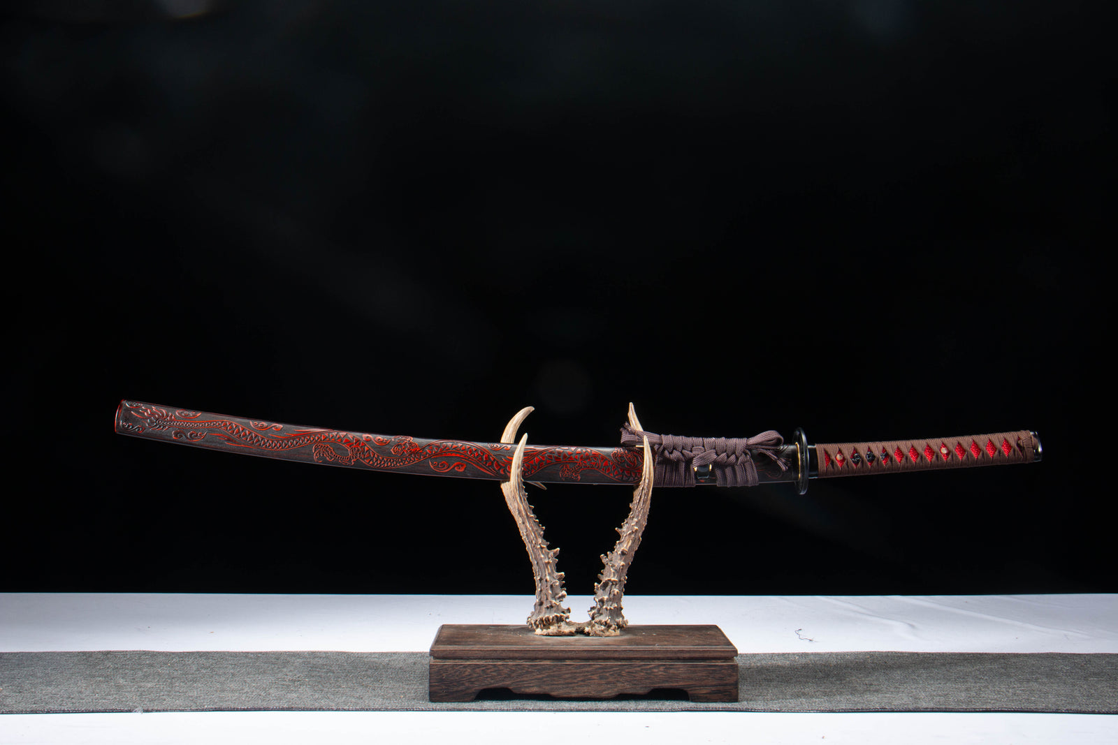 Gilded T10 Katana with High-Relief Saya product photo 1